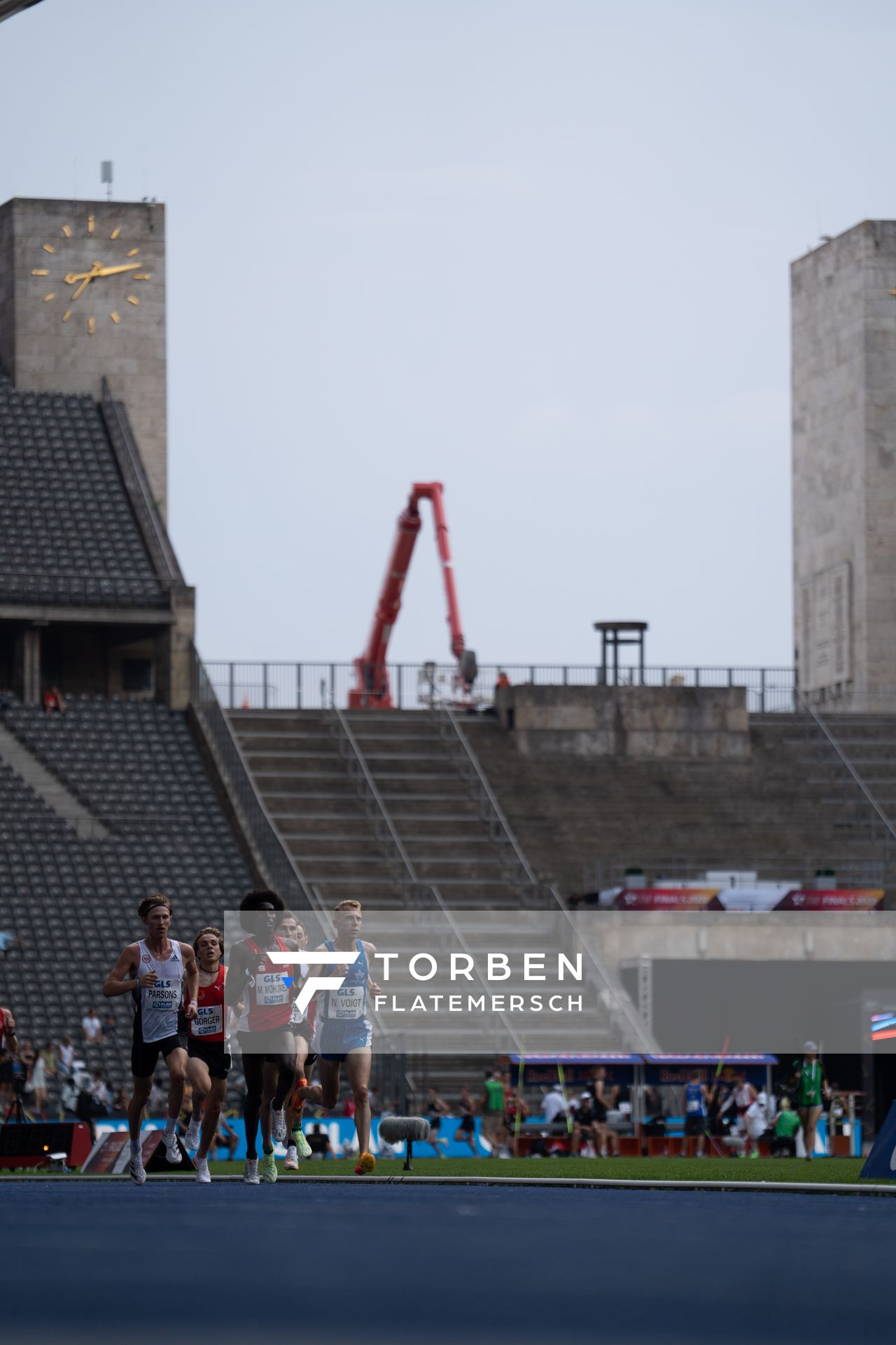 Nils Voigt (TV Wattenscheid 01) vor Mohamed Mohumed (LG Olympia Dortmund) waehrend der deutschen Leichtathletik-Meisterschaften im Olympiastadion am 25.06.2022 in Berlin